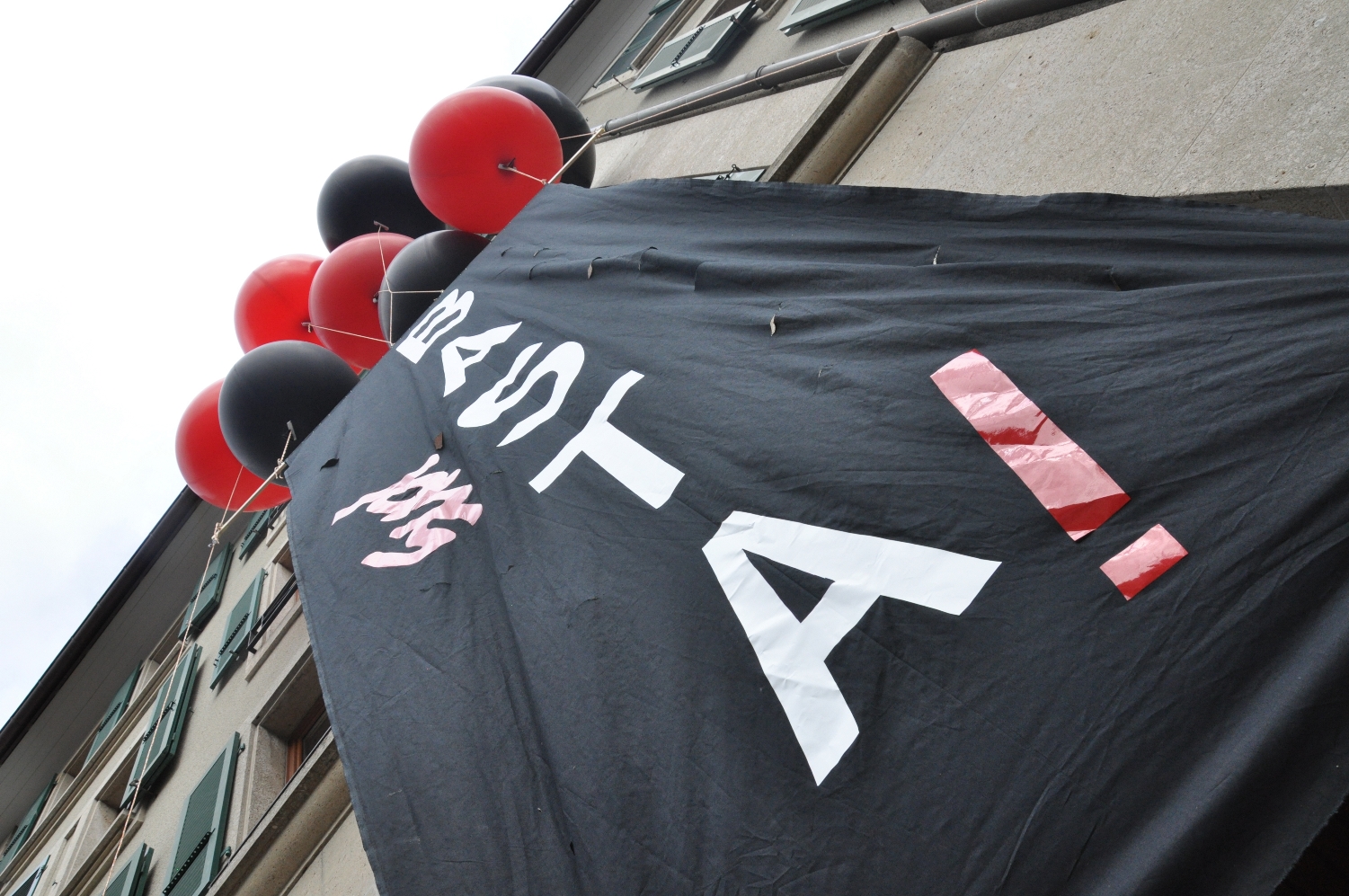 Banderole Basta devant le DFJC - 1er mai 2014 - Lausanne